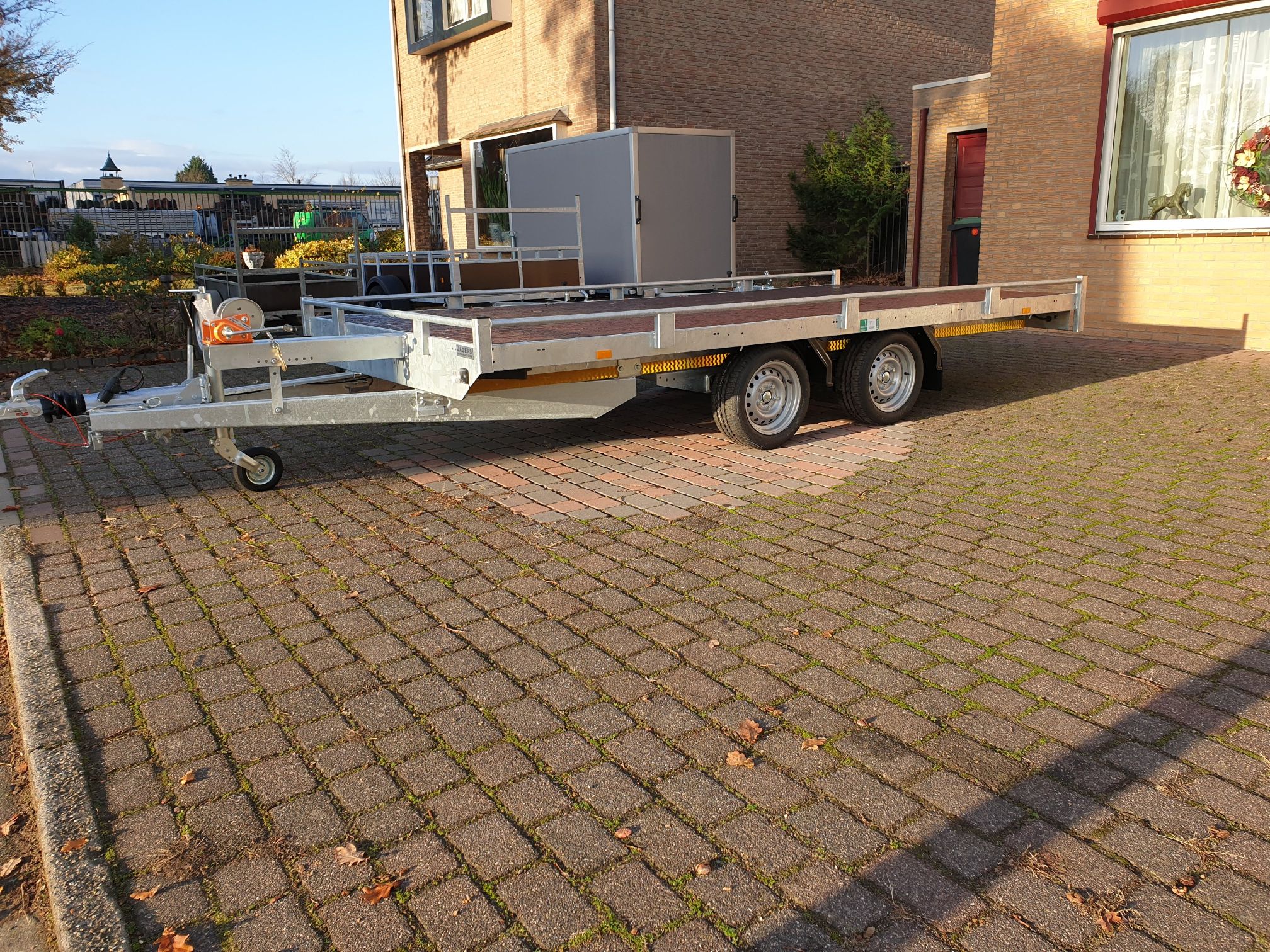 Eduard autotransporter dubbel as geremd 406x200cm 3000kg laadvloerhoogte  56cm - 10cm reling - oprijplaten - lier - Helpo