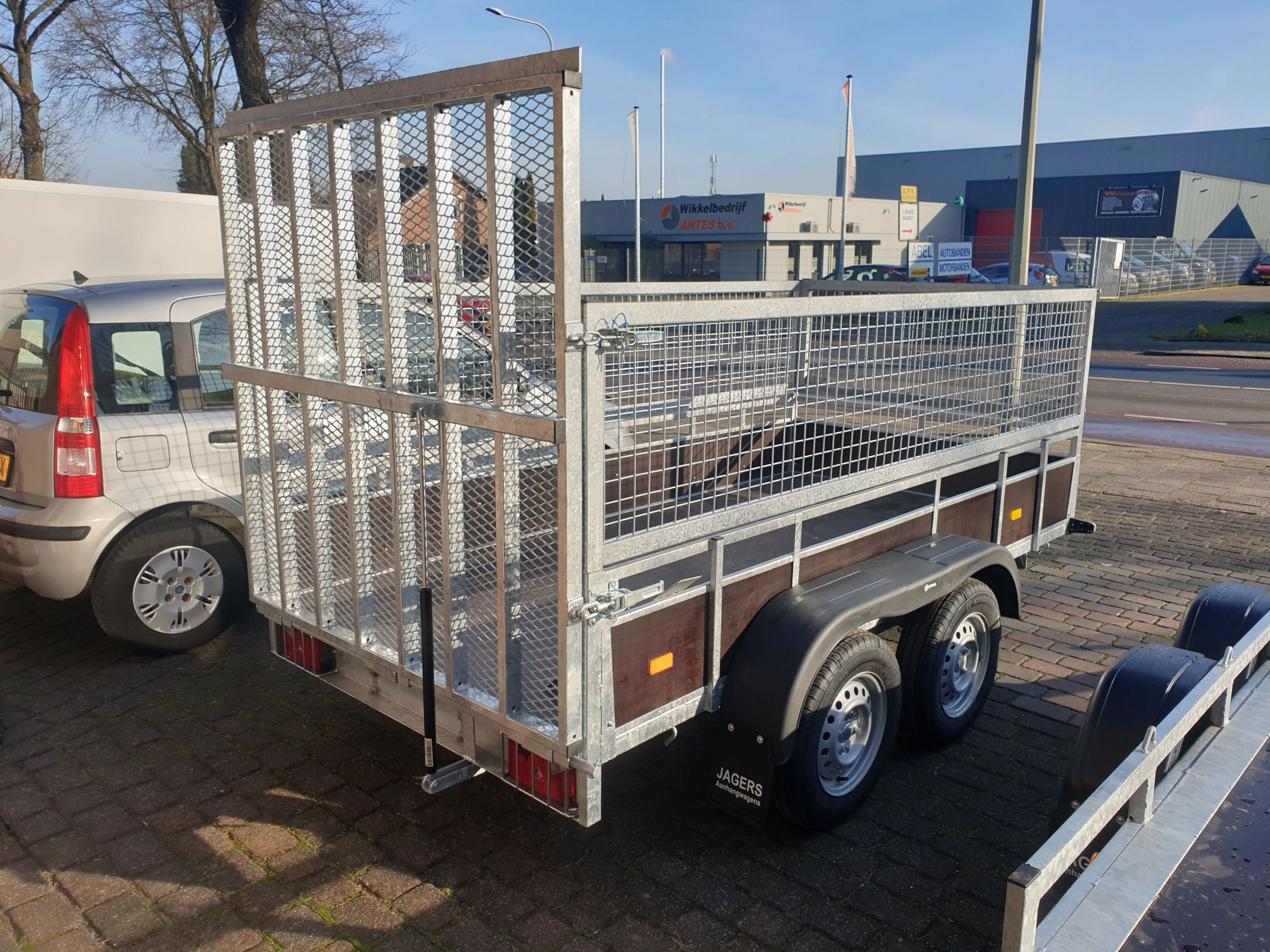 Assimileren Informeer hoogte SYMA Bakwagen dubbelasser 750kg 257X131 speciaalbouw met loofrek en  versterkte oprijklep - Jagers Aanhangwagens