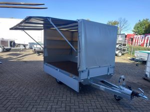 EDUARD plateauwagen voorzien van huif met verkoopluifel