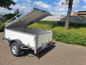 Power Trailer met achterklep en naar voren scharnierend deksel