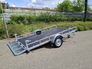 Kantelbare aanhangwagen met oprijklep